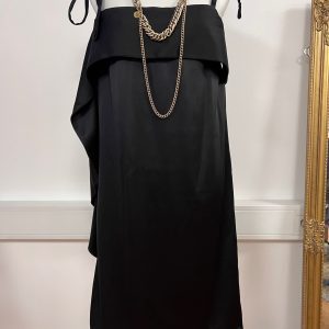 Satenasta obleka v črni barvi