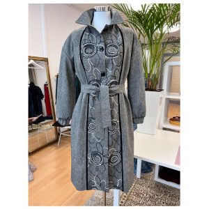 plašč v sivi barvi