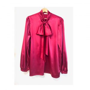 Temno rdeča satenasta srajca