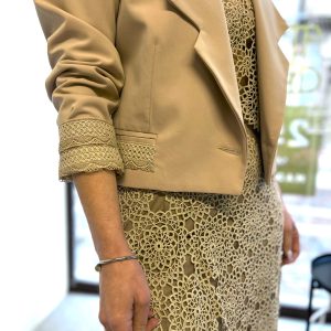 Suknjič s kvačkanimi detajli