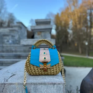 Kvačkana torbica v turkizno-zlati barvi