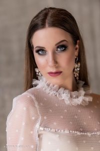 Bela svečana obleka v A kroju