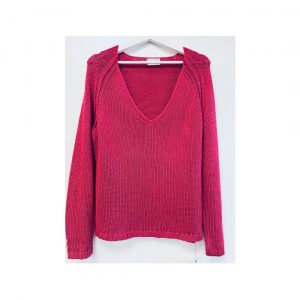 Pulover v umirjeno roza-rdeči barvi