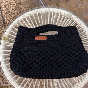 Kvačkana torbica v črni barvi