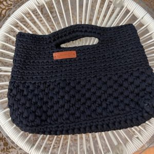 Kvačkana torbica v črni barvi