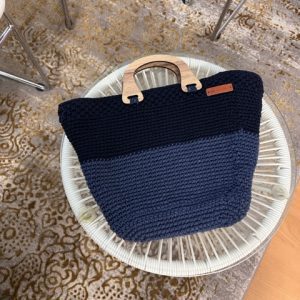 Kvačkana torbica z lesenim ročajem