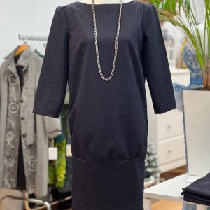 Elegantna obleka z odprtim hrbtom